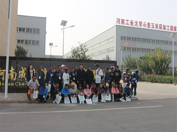 非洲客戶考察團參觀成立機械工廠